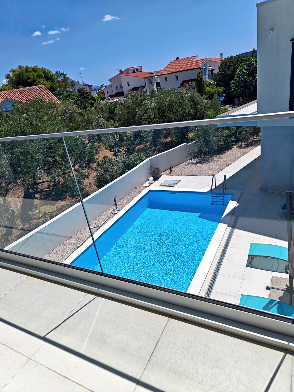 Balkon s pogledom na bazen